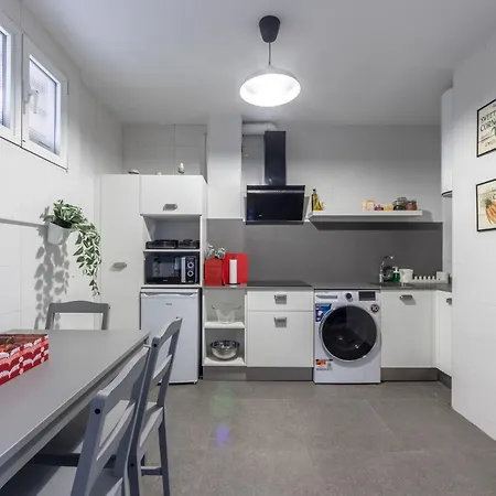 Confortable Con Parking En Apartment